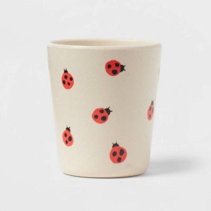 Taza pintada con mariquitas.