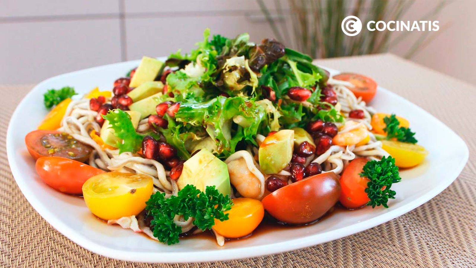 Receta de ensalada de gulas y gambas con vinagreta de frambuesa