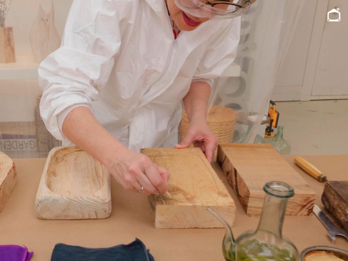 Marcamos con un lápiz para comenzar a hacer las bandejas de madera.
