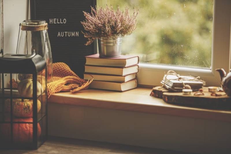 Alféizar de la ventana con libros.