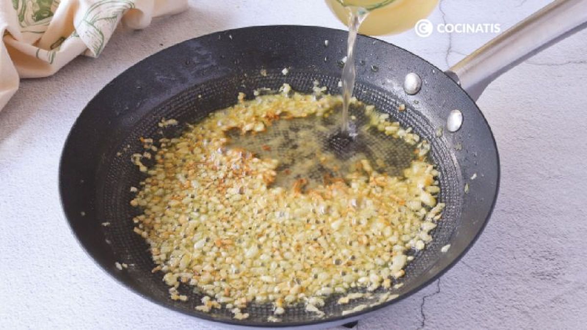 Agregamos el caldo de pescado a la sartén