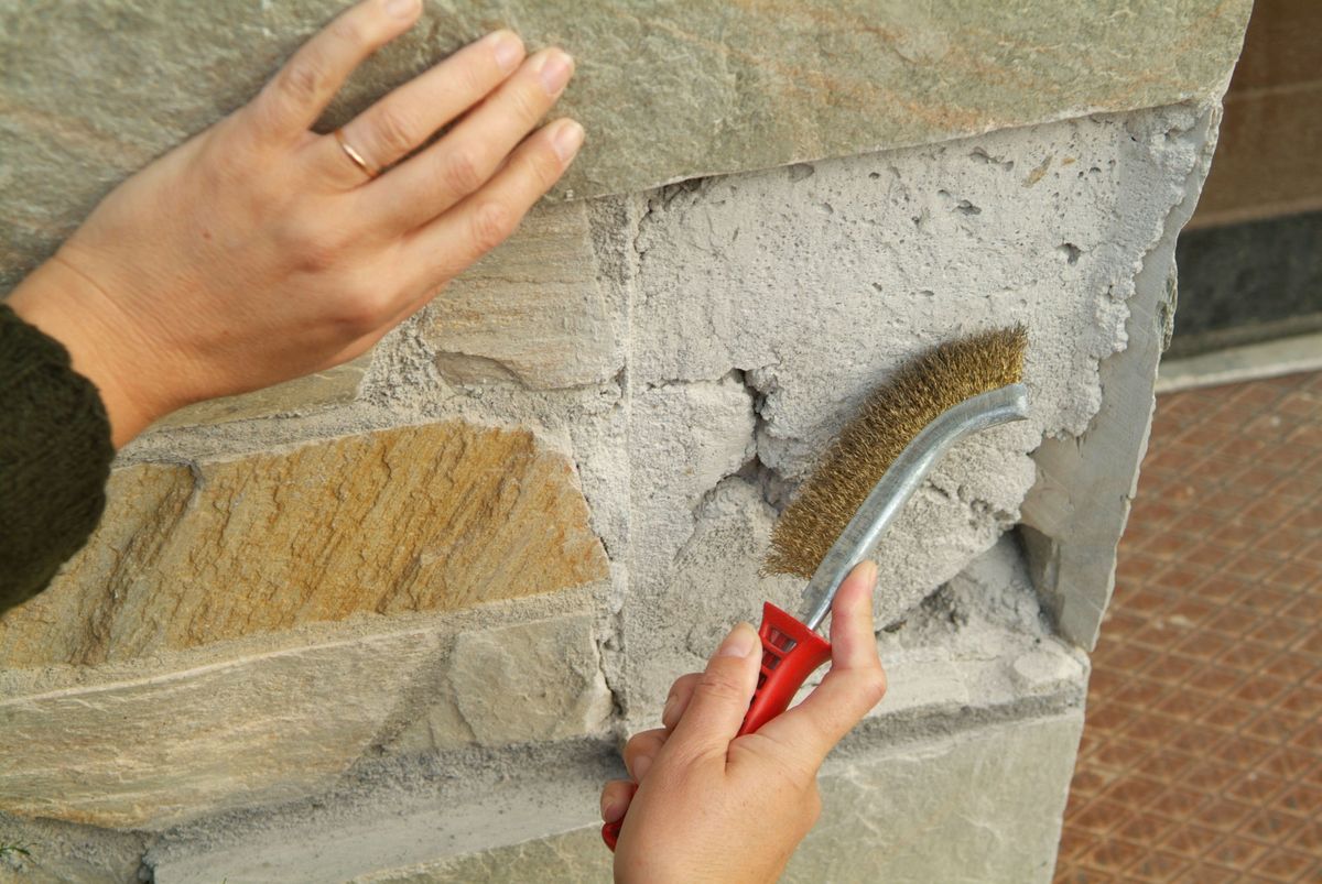 Arreglar y fijar pieza de piedra de la pared paso 1