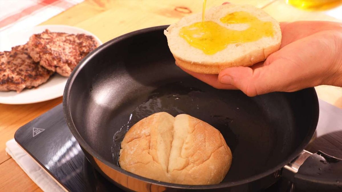 hamburguesa con queso de cabra y cebolla caramelizada  paso 4