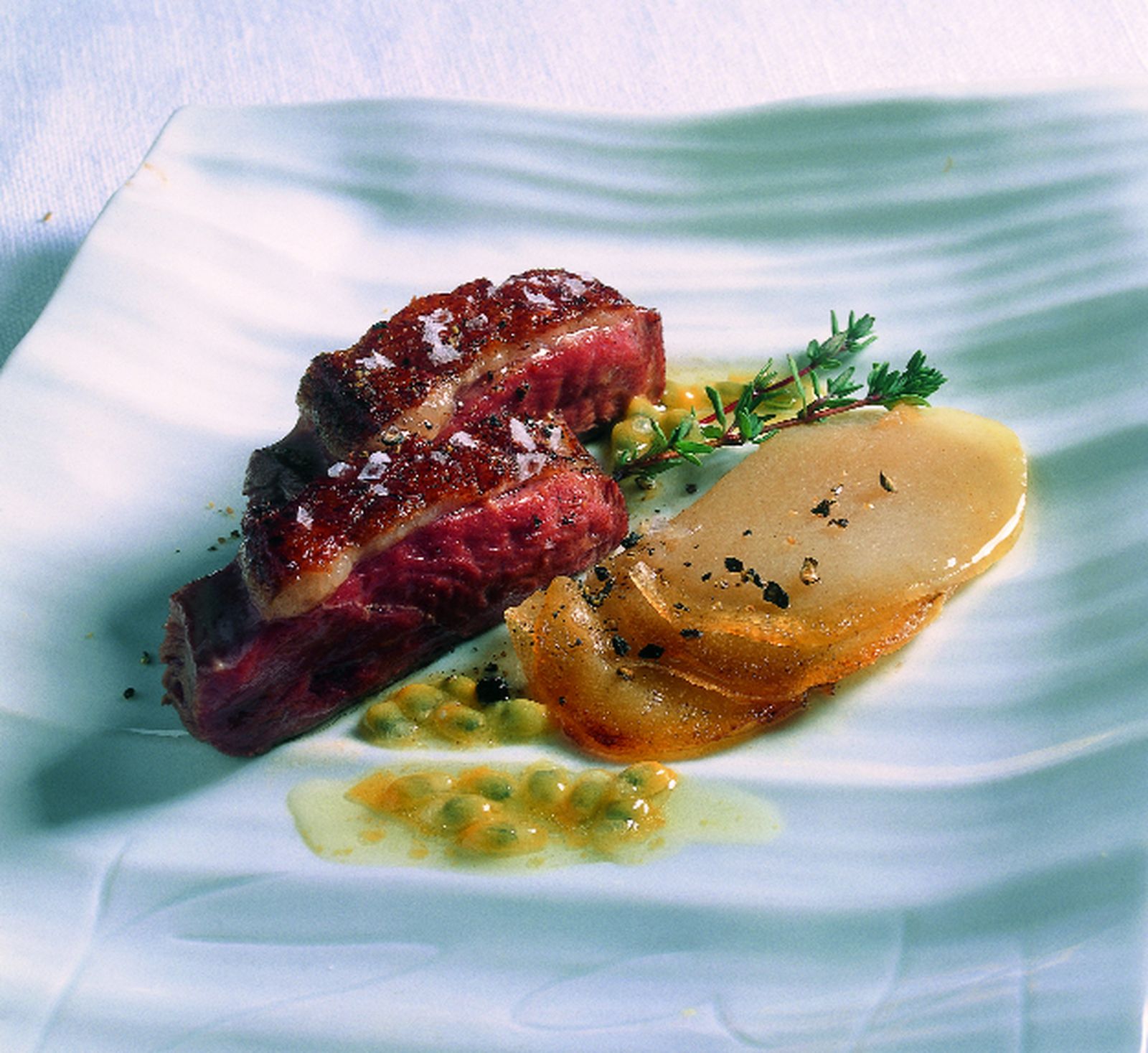 Magret de pato con salsa de fruta de la pasión