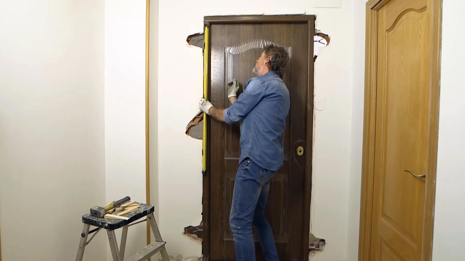 973 instalar puerta metalica paso 7