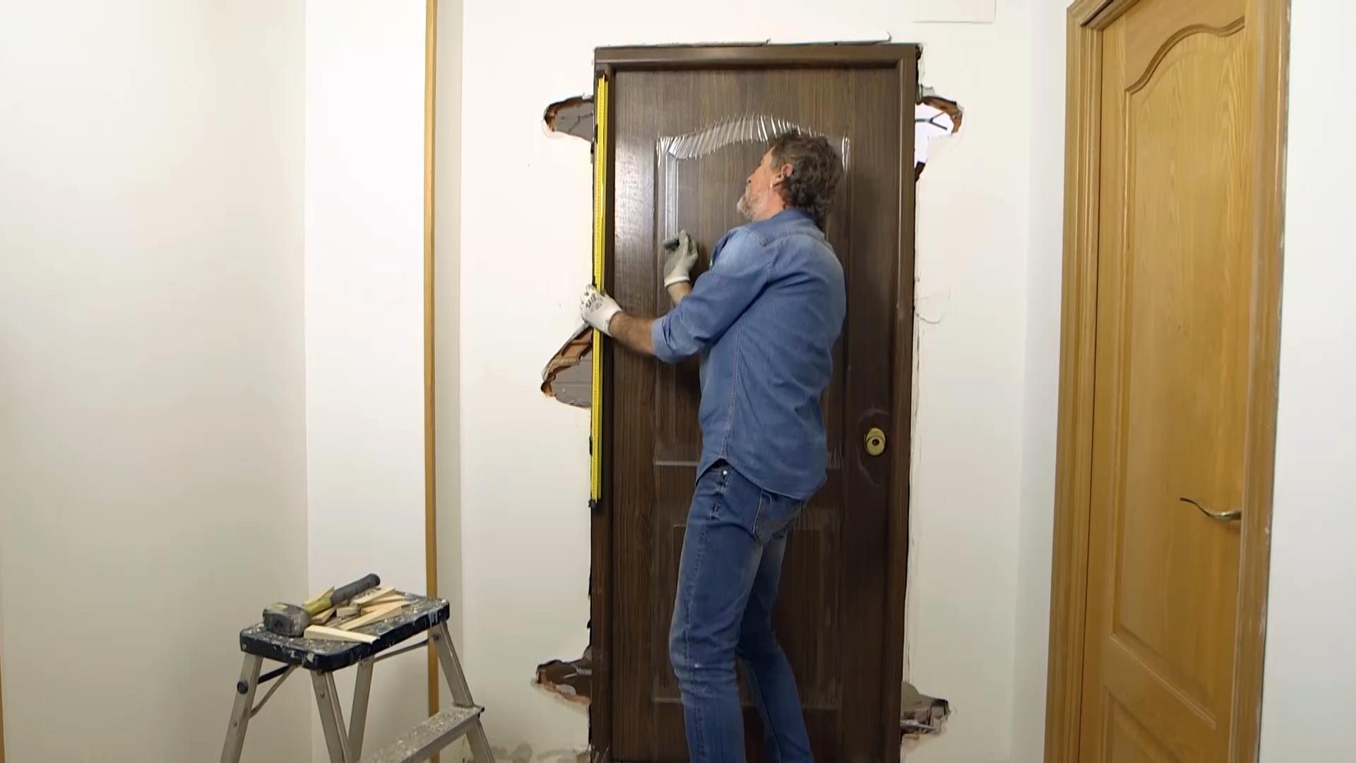 973 instalar puerta metalica paso 7