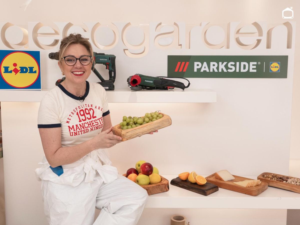 Yolanda Alzola junto a las bandejas de madera rústicas artesanales.