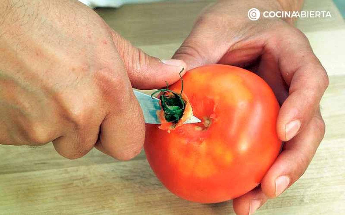 Retira el tallo del tomate