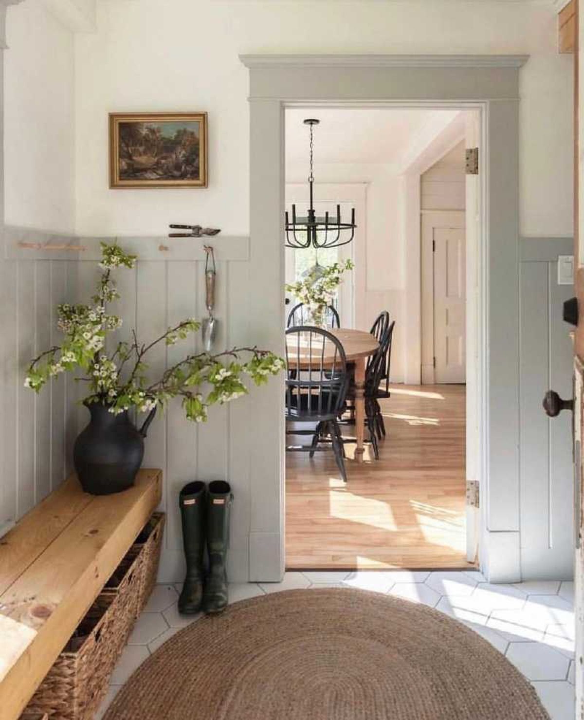 Recibidor con decoración natural.