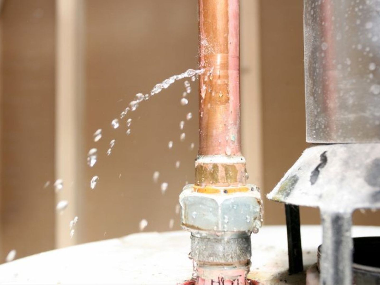 Una fuga de agua en una tubería