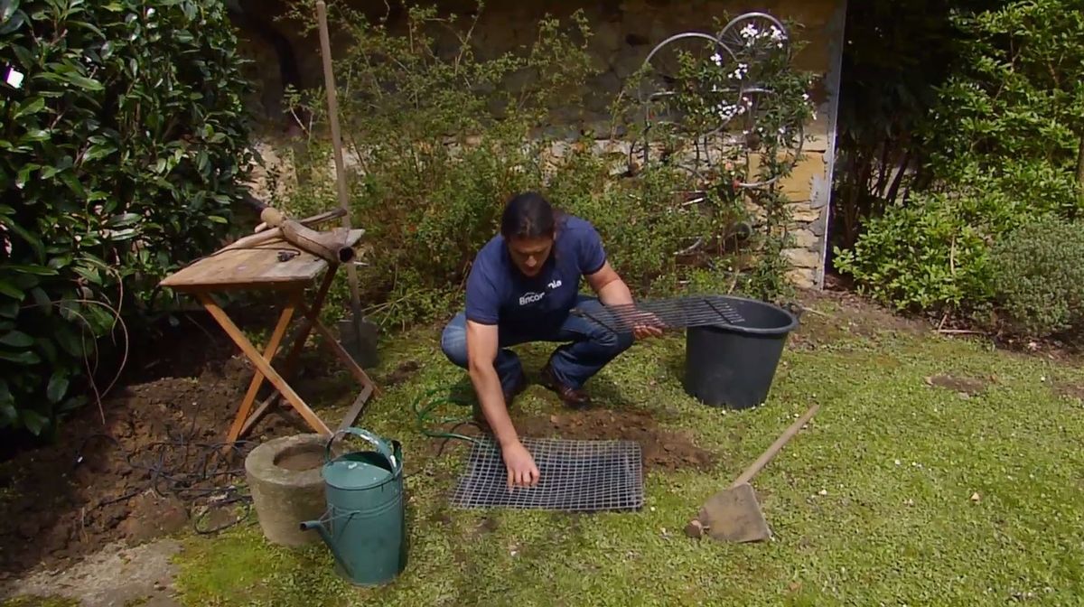Colocar una fuente japonesa de bambú en el jardín paso 3