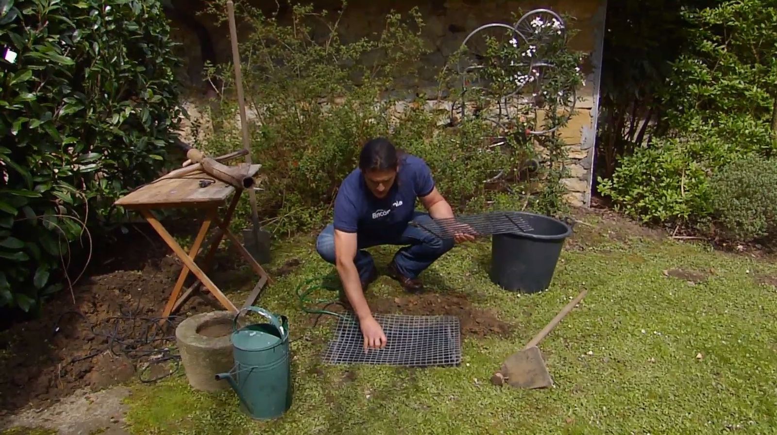 Colocar una fuente japonesa de bambú en el jardín paso 3