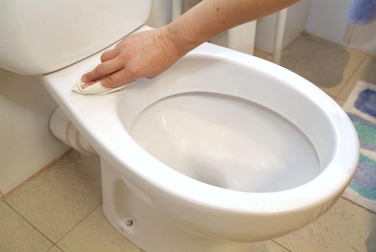 brico 0509 1 colocar tapa inodoro decorativa paso 2