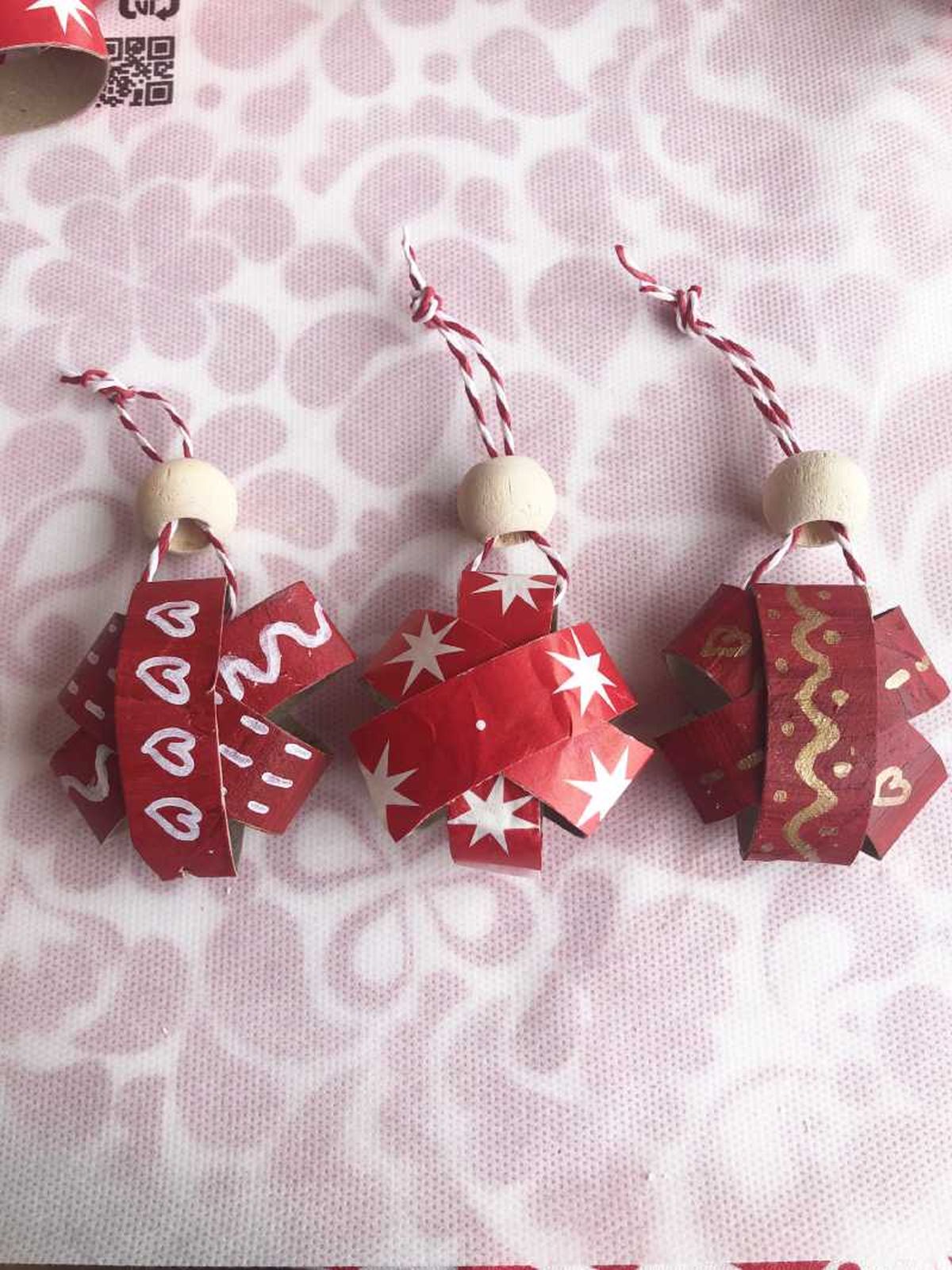 Tres estrellas navideñas con rollos de cartón.