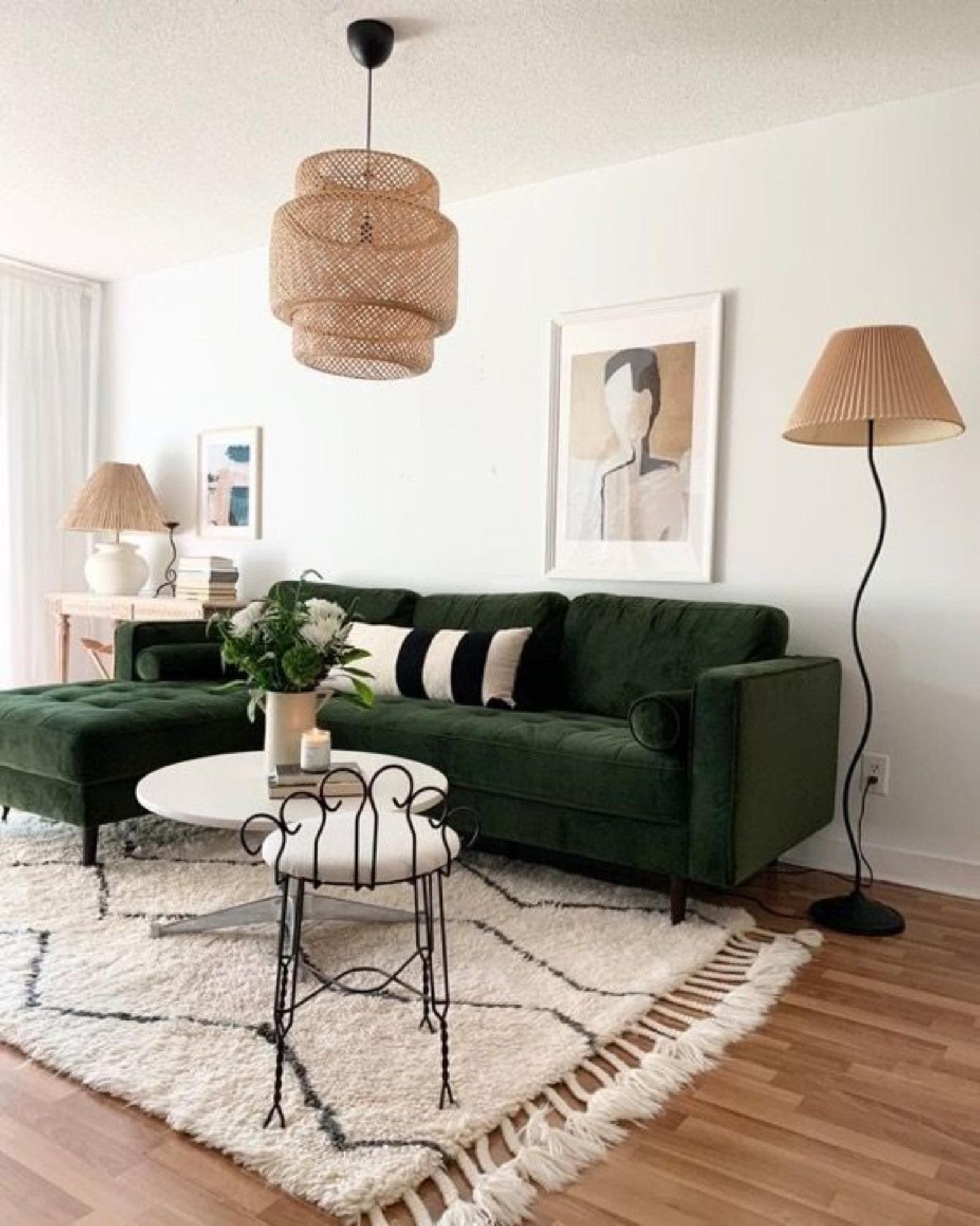 Salón moderno con combinación de texturas.