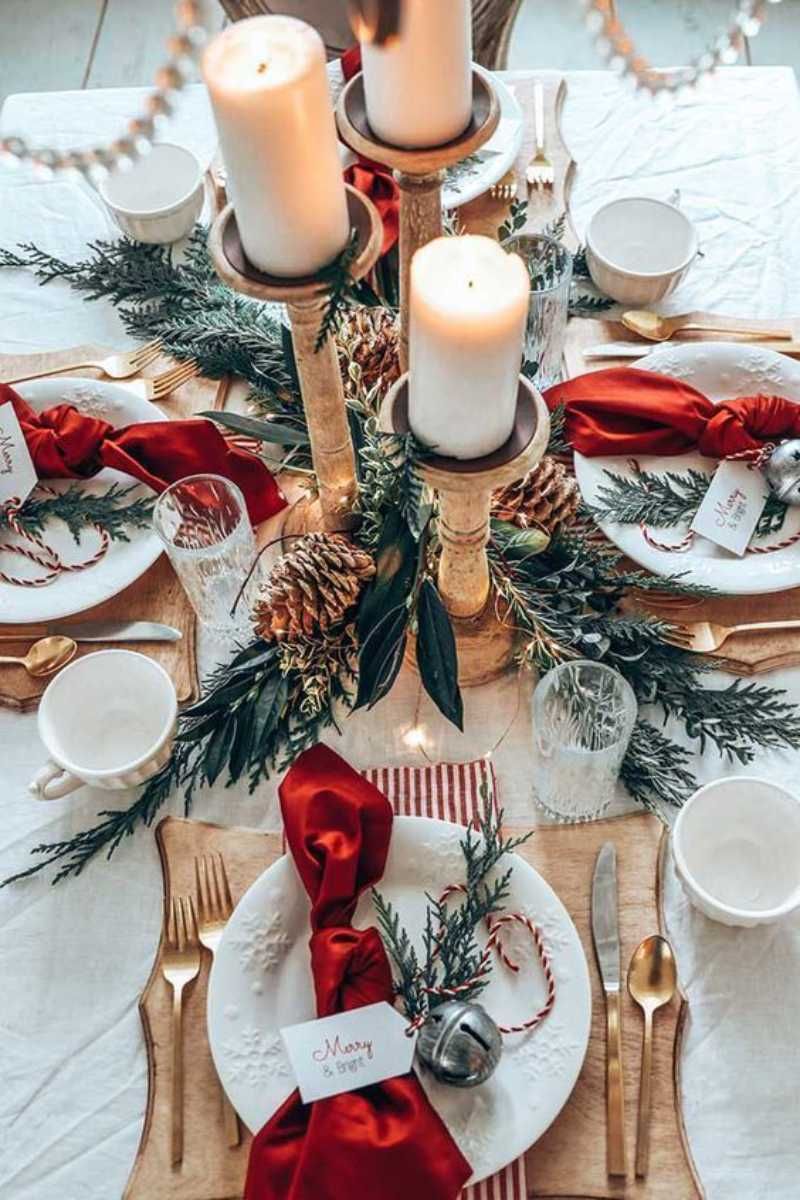 Mesa de Navidad decorada en rojo, blanco y dorado.