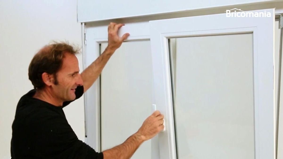 Persona abre una ventana oscilobatiente