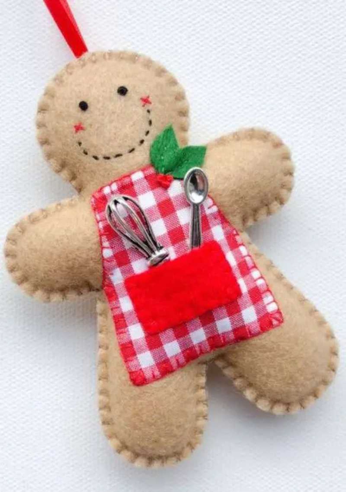Galleta de Navidad de fieltro decorada con utensilios de cocina en miniatura.