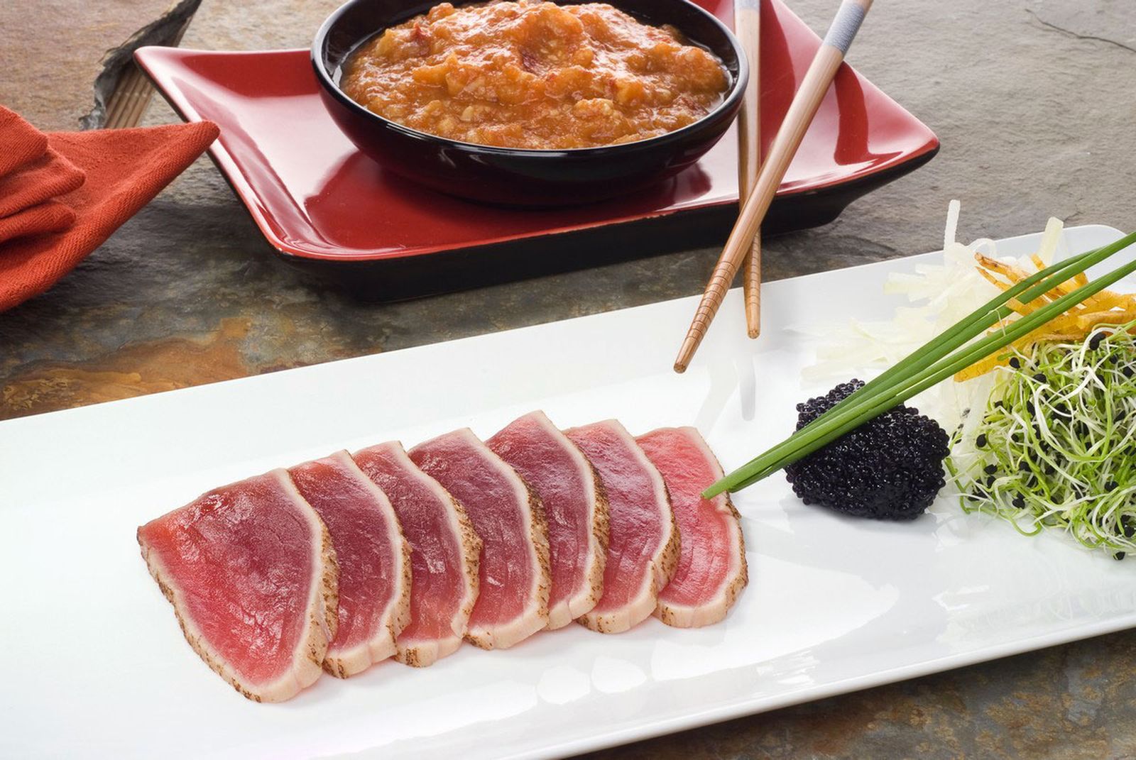Tataki de atún con salsa picante