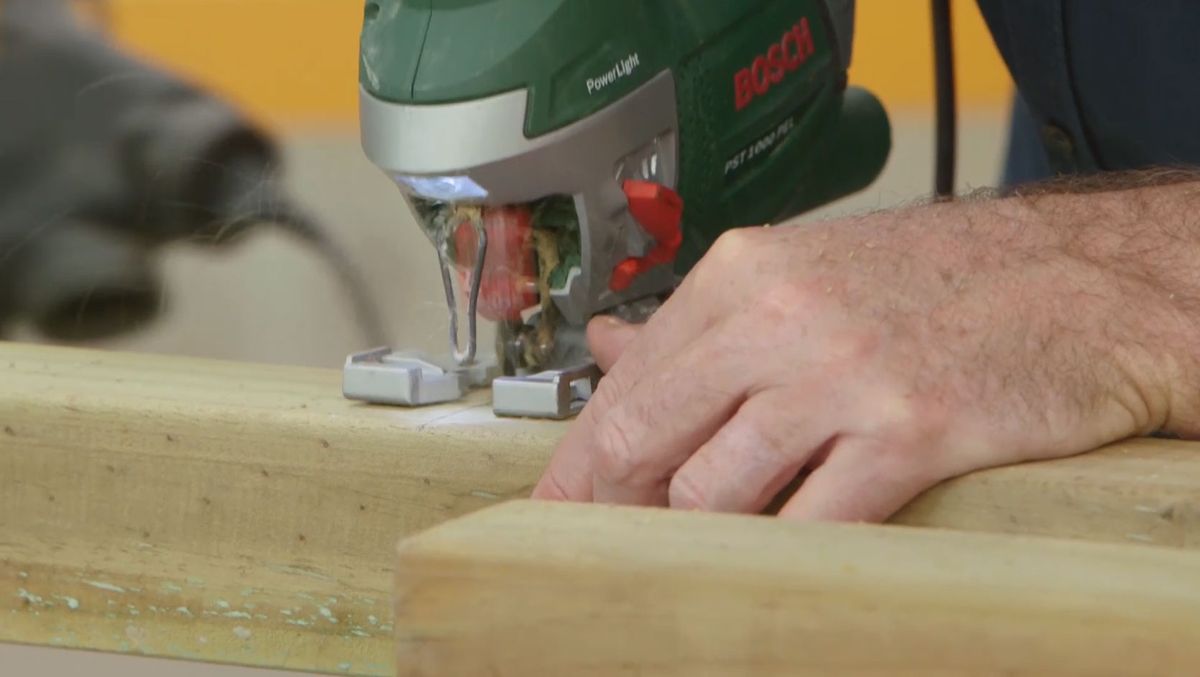 Como hacer una mesa de comedor con traviesas de madera paso 4
