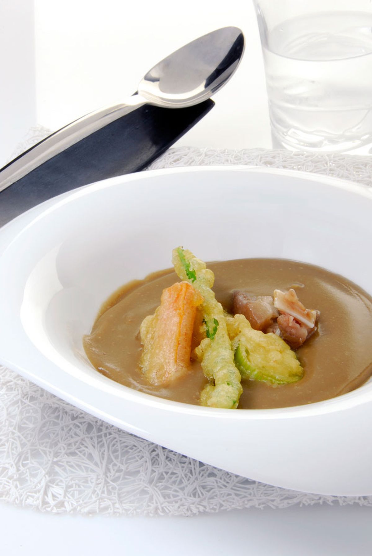 Crema de lentejas con gelatina y crujiente