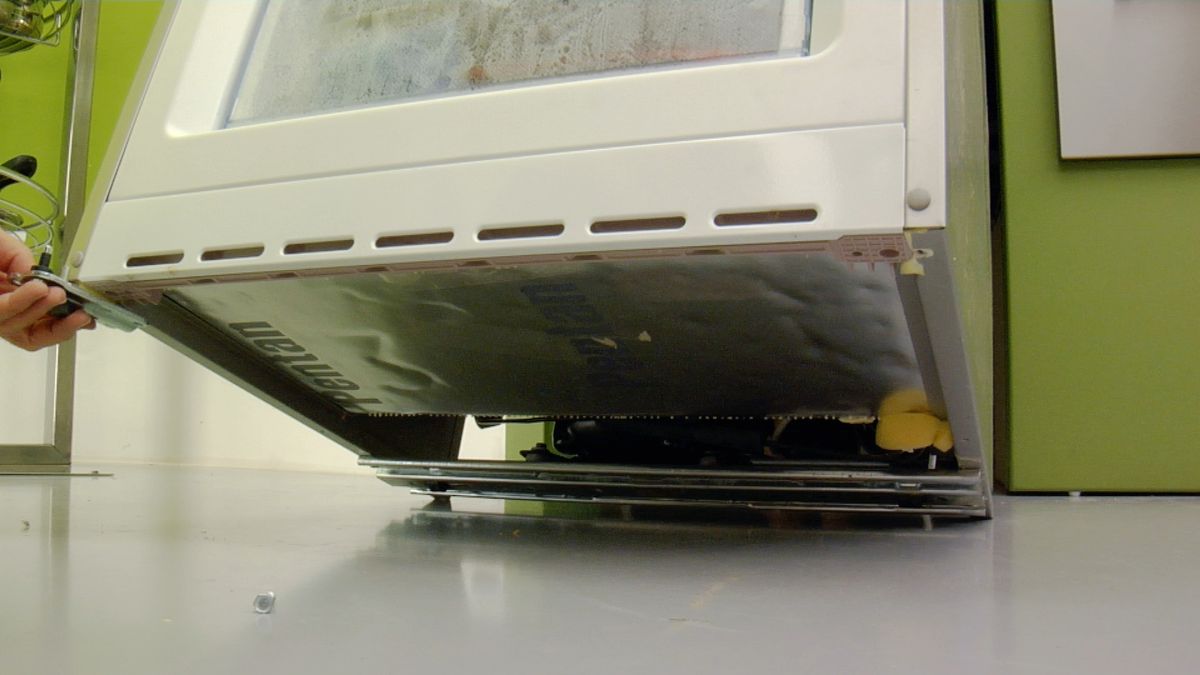 Cambiar el sentido de apertura de la puerta del frigorífico paso 9