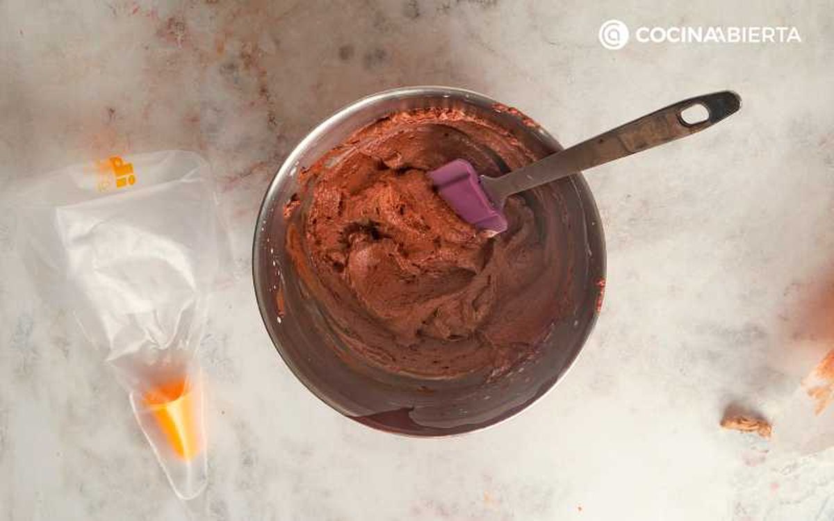 Monta la nata y mezcla con chocolate
