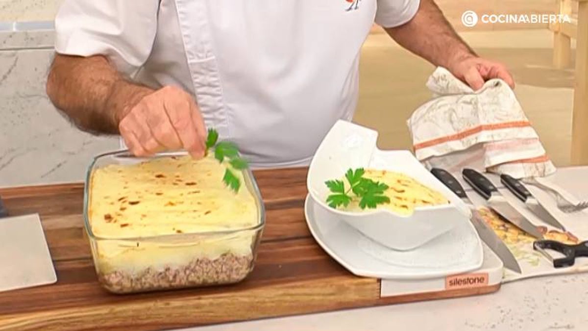 Gratina al horno y sirve el pastel de papas caliente