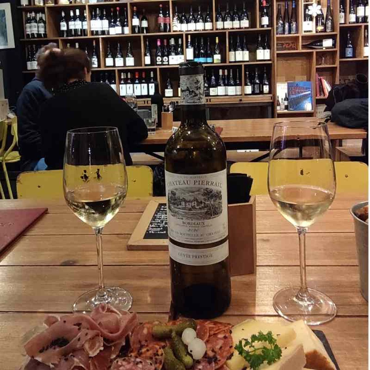 Ir a una vinoteca a probar vinos con picoteo es uno de los mejores planes en Burdeos