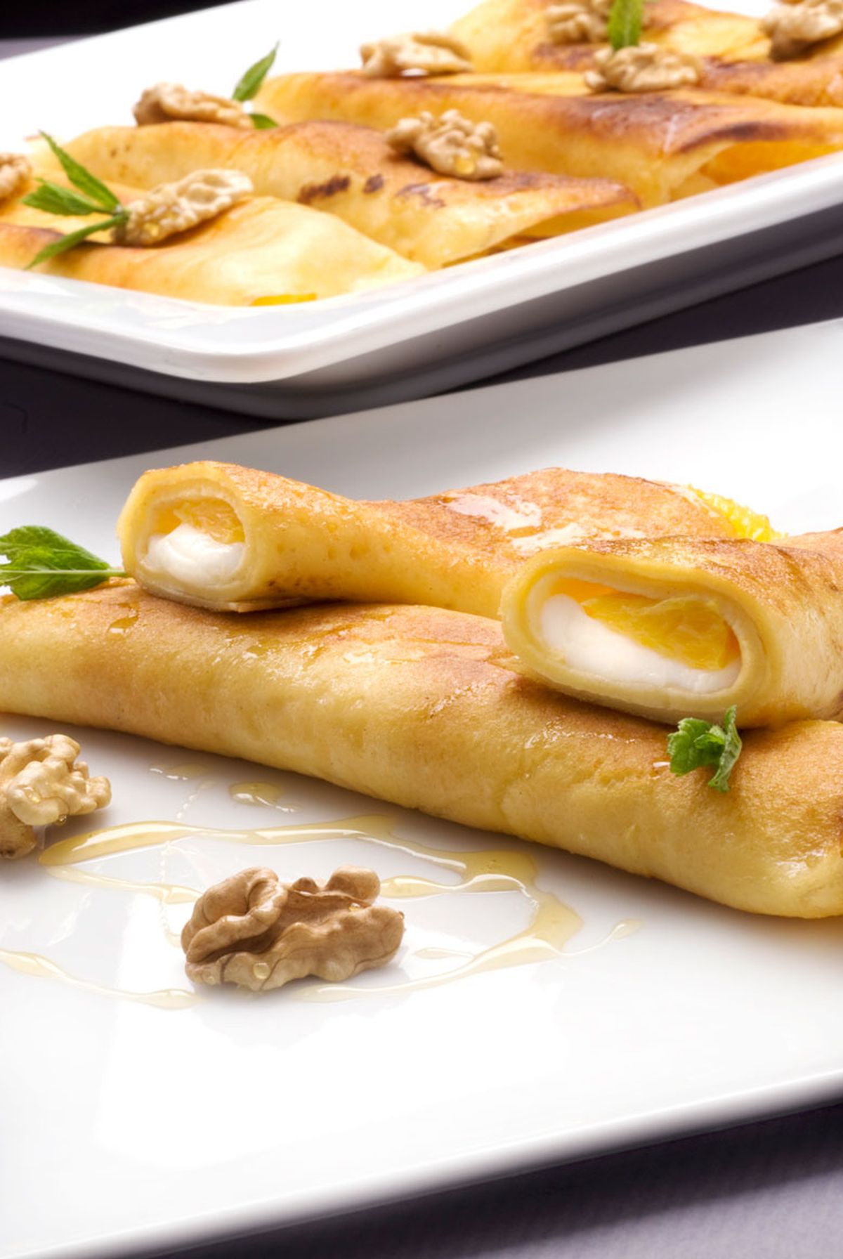 Crepes de queso fresco con naranja y nueces