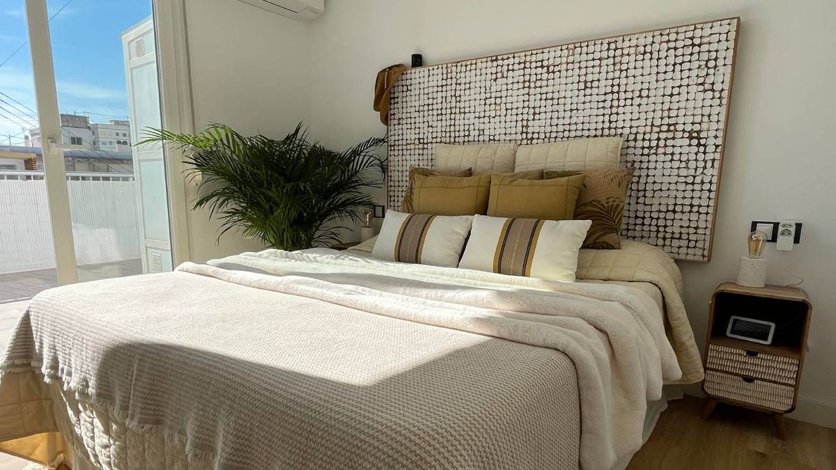 Dormitorio elegante con decoración consciente.