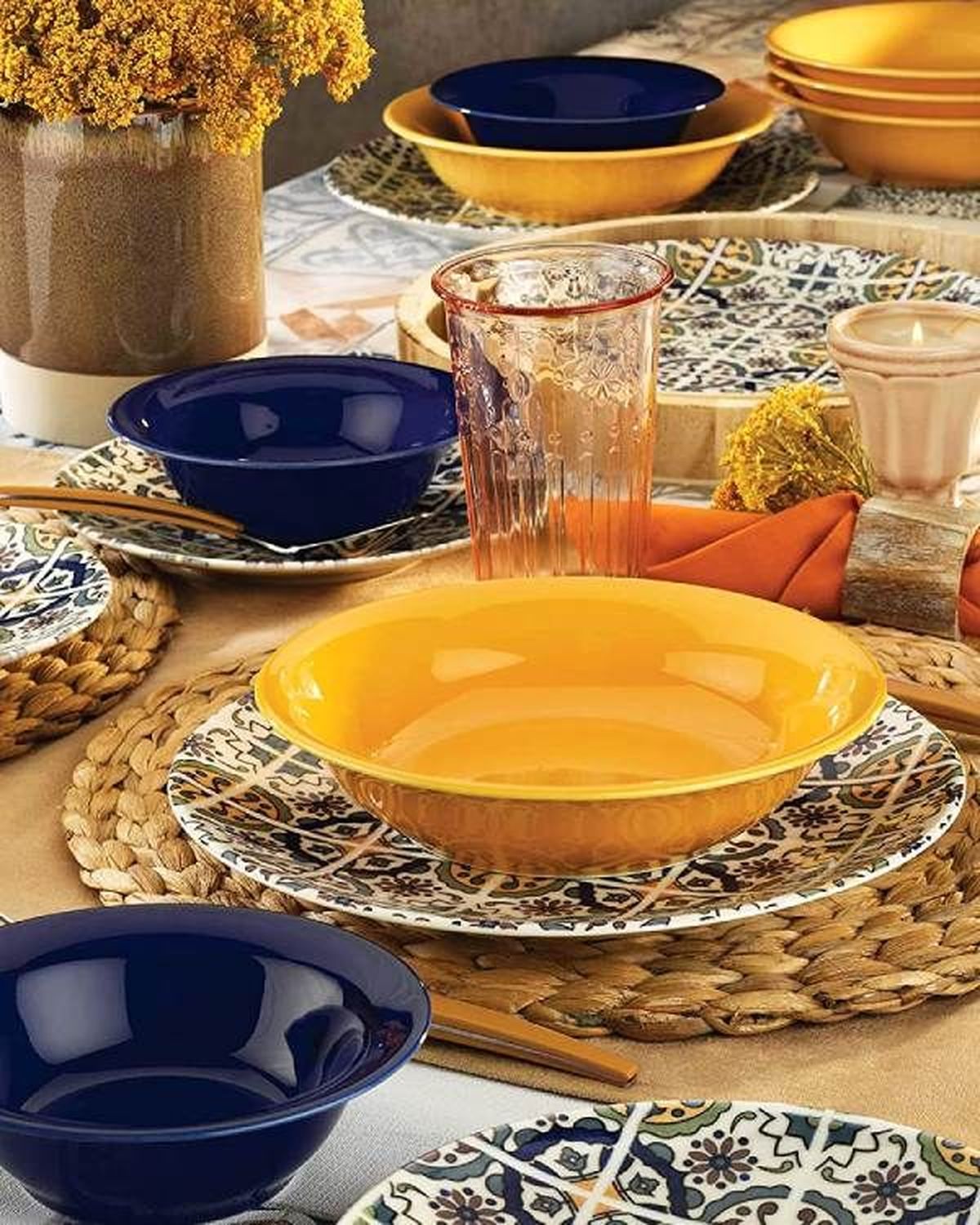 vajilla color azul amarillo