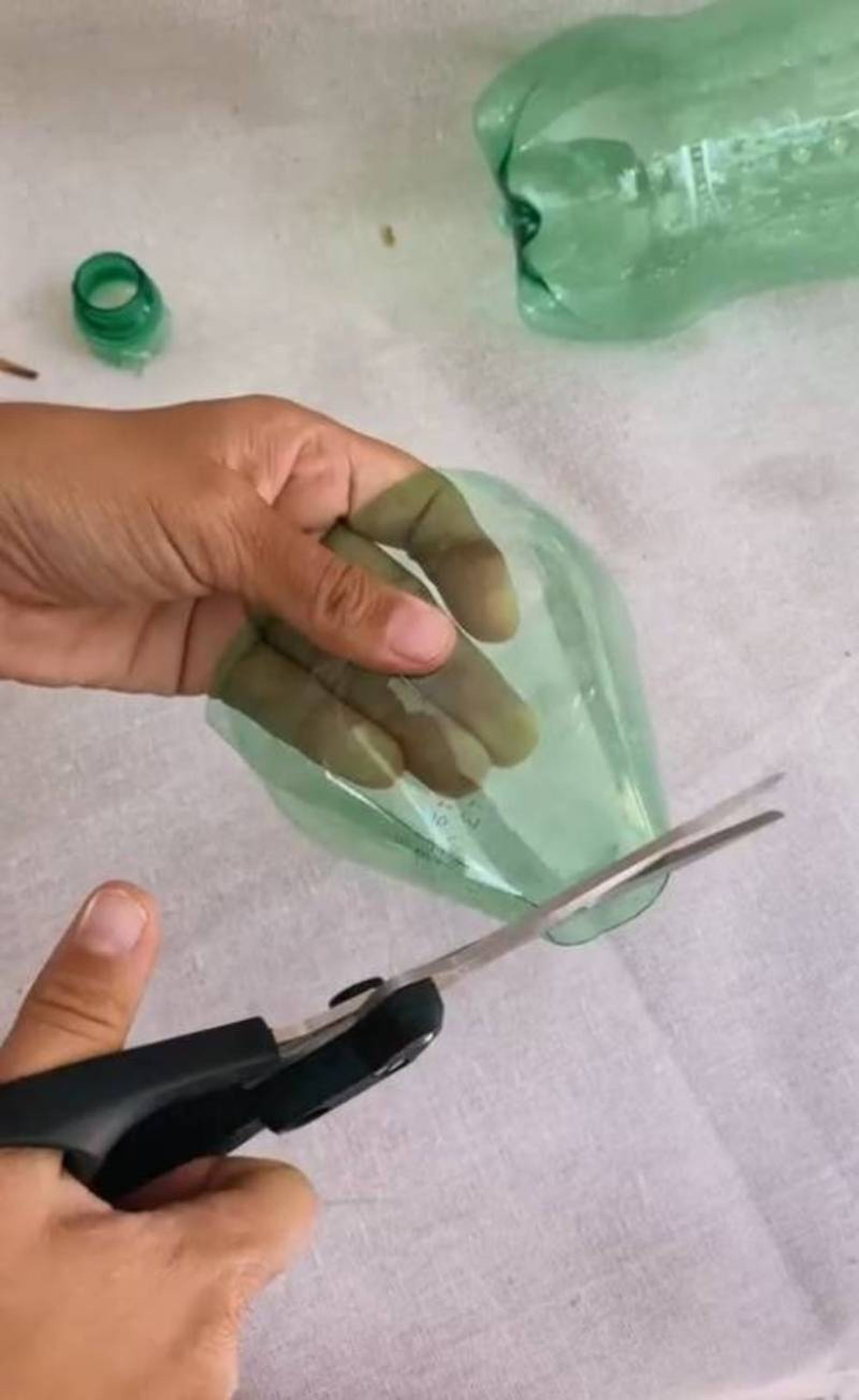 Cortar botellas de plástico viejas.