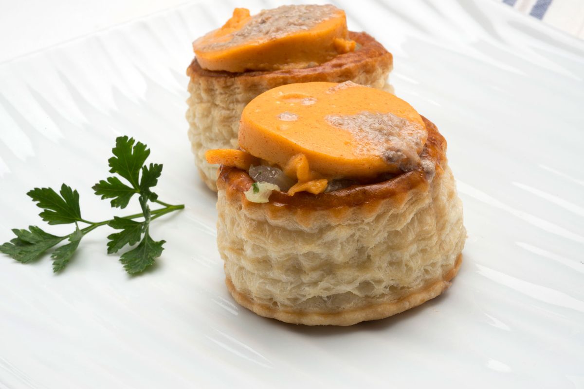 5664 1 Volovanes de acelgas con salsa bagna cauda (1049) xl