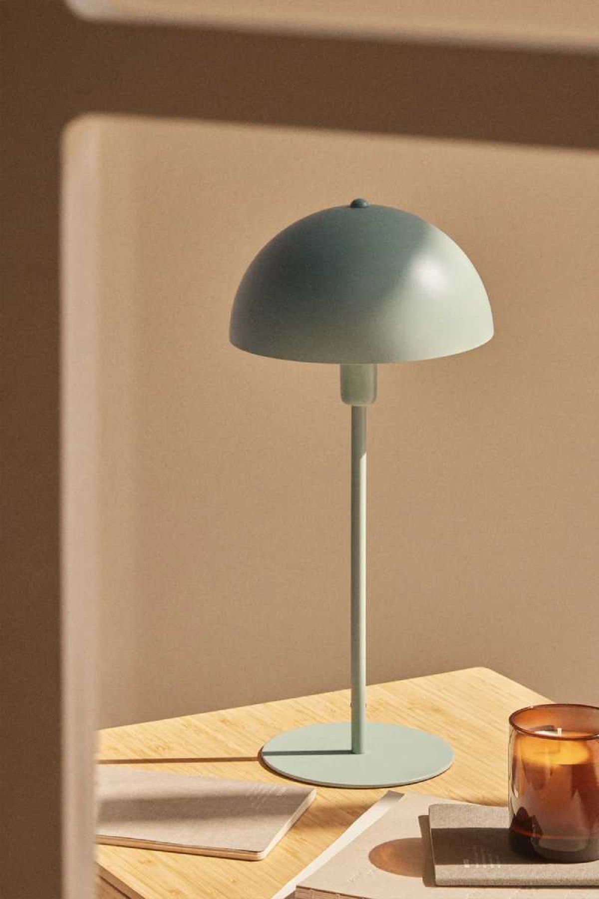 Lámpara de mesa retro Arleth de Sklum en verde.