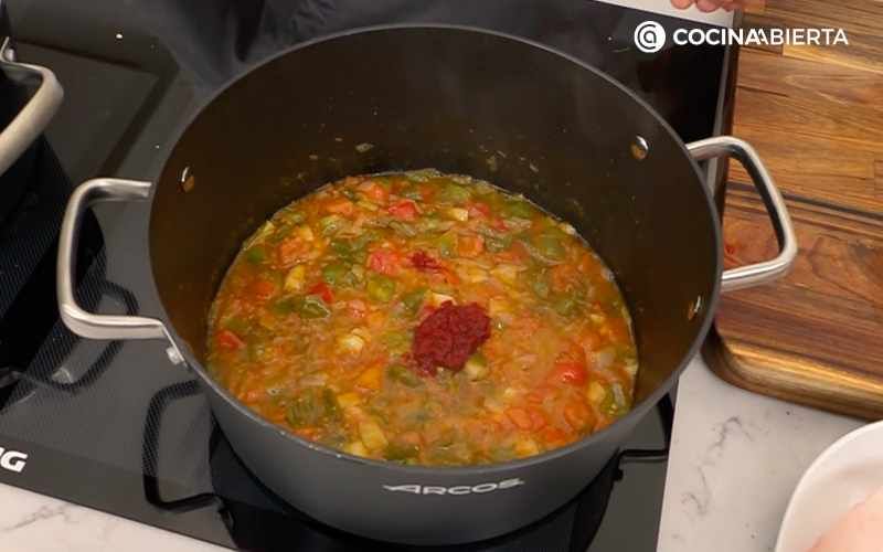 Añade la carne del pimiento choricero