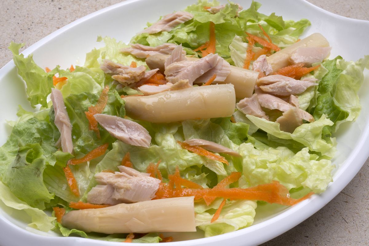 5705 2 Ensalada de lechuga, esparragos, zanahoria y bonito xl