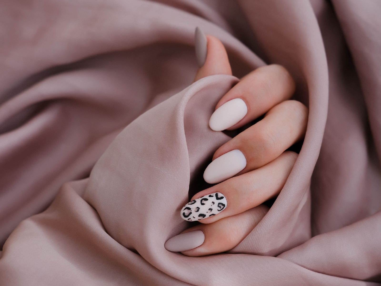La manicura de animal print es tendencia esta primavera-verano
