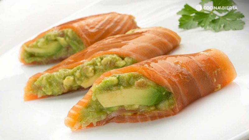 Rollitos de salmón ahumado y aguacate