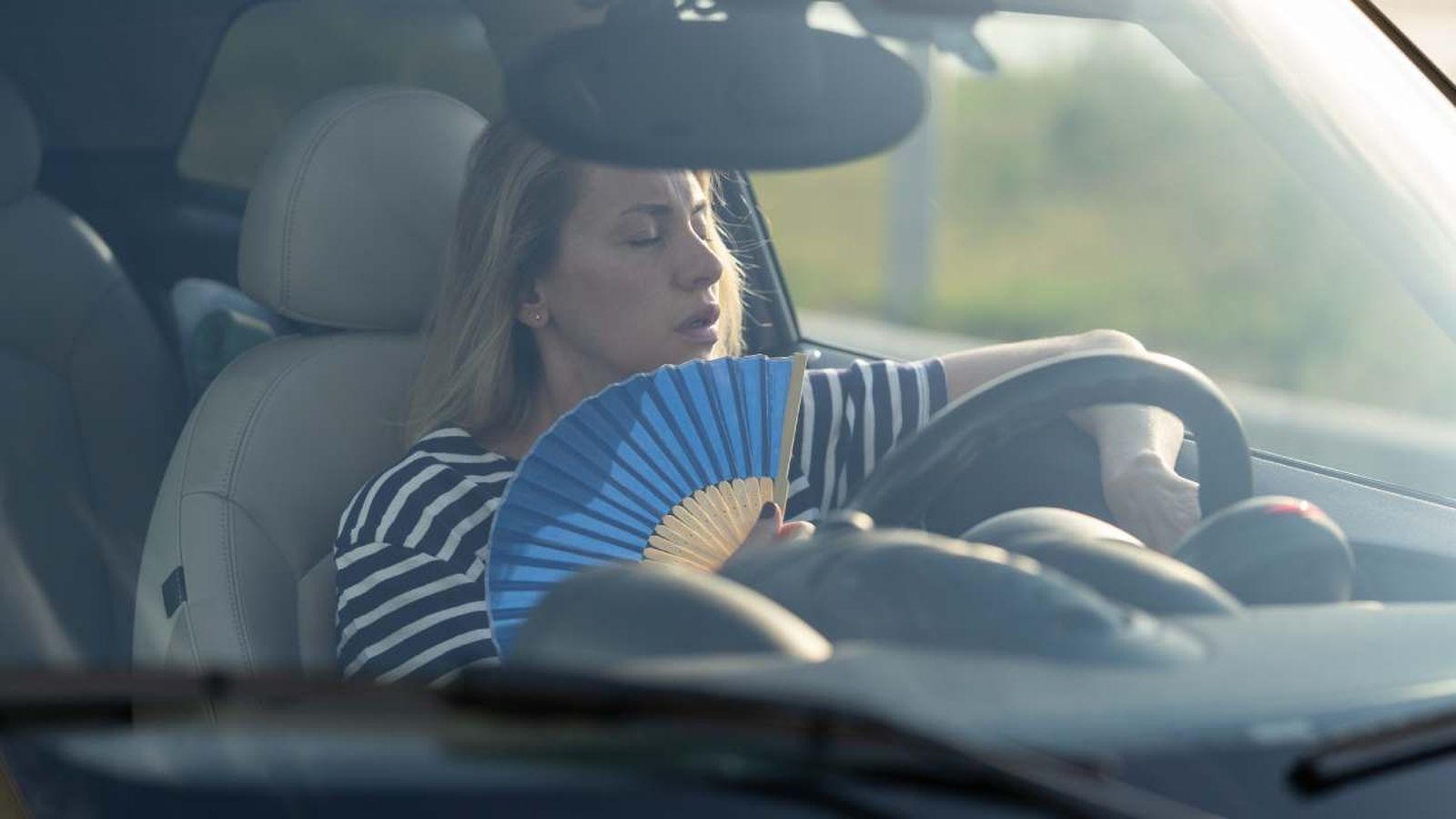 Coche sin aire acondicionado al sol