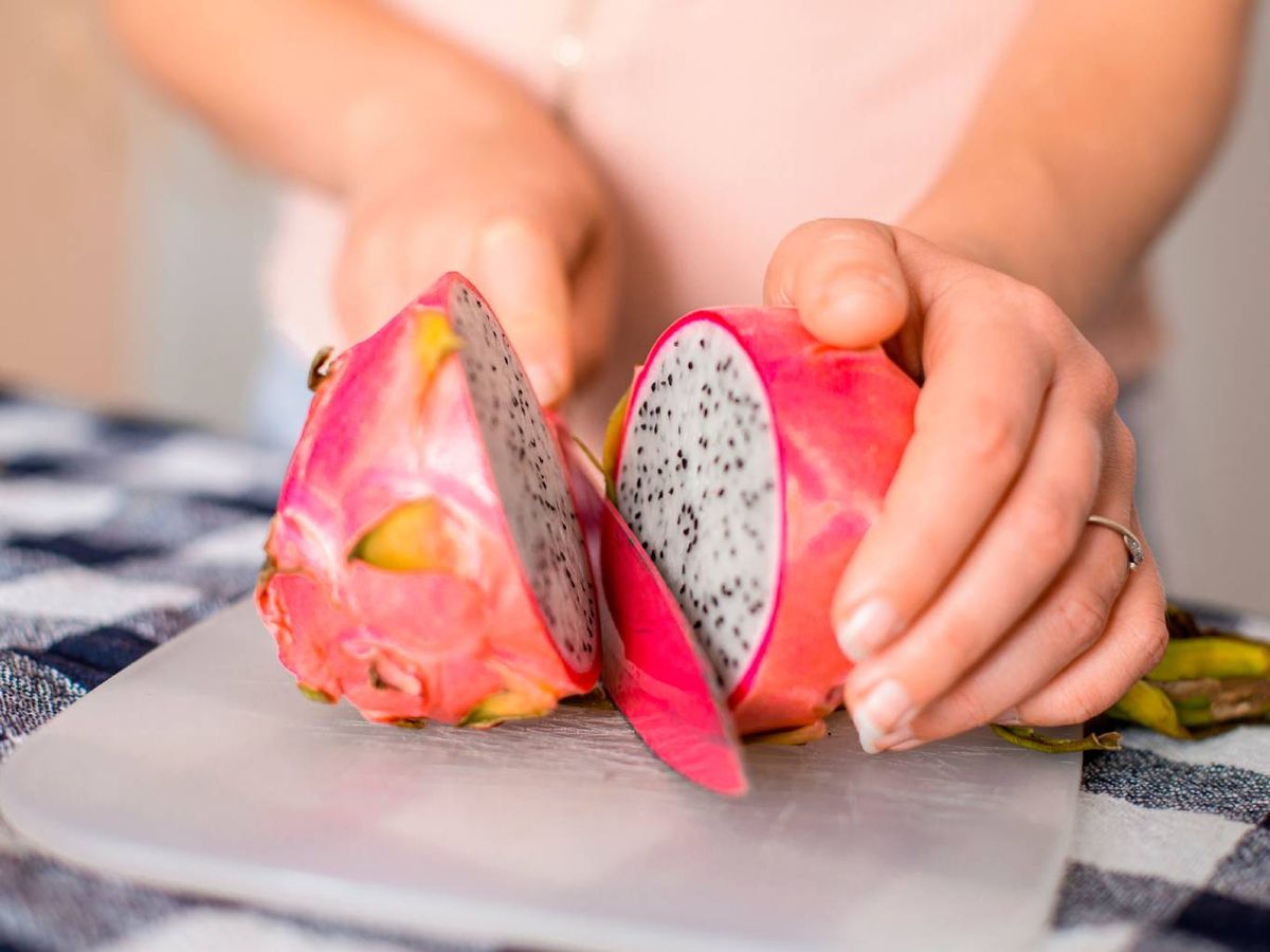 Corta la pitaya para sacar la pulpa de la fruta