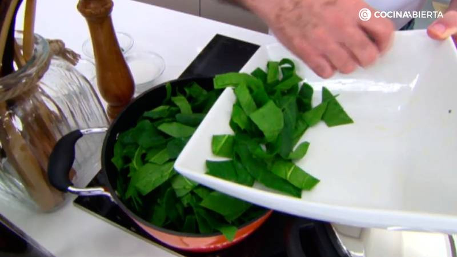 Cuece las espinacas frescas en una cazuela