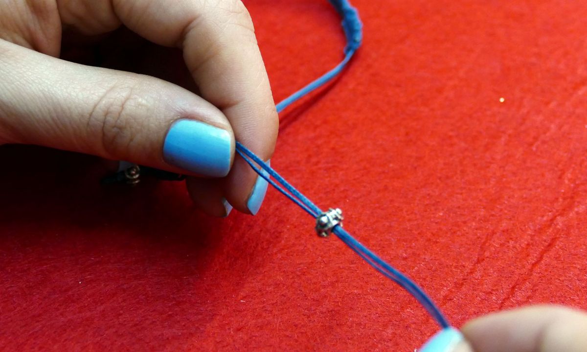 cómo hacer una pulsera macrame paso10