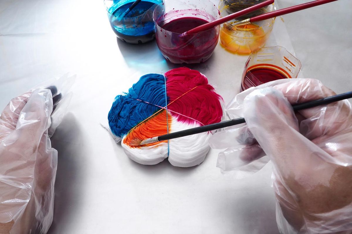 como hacer camiseta tie dye paso 2