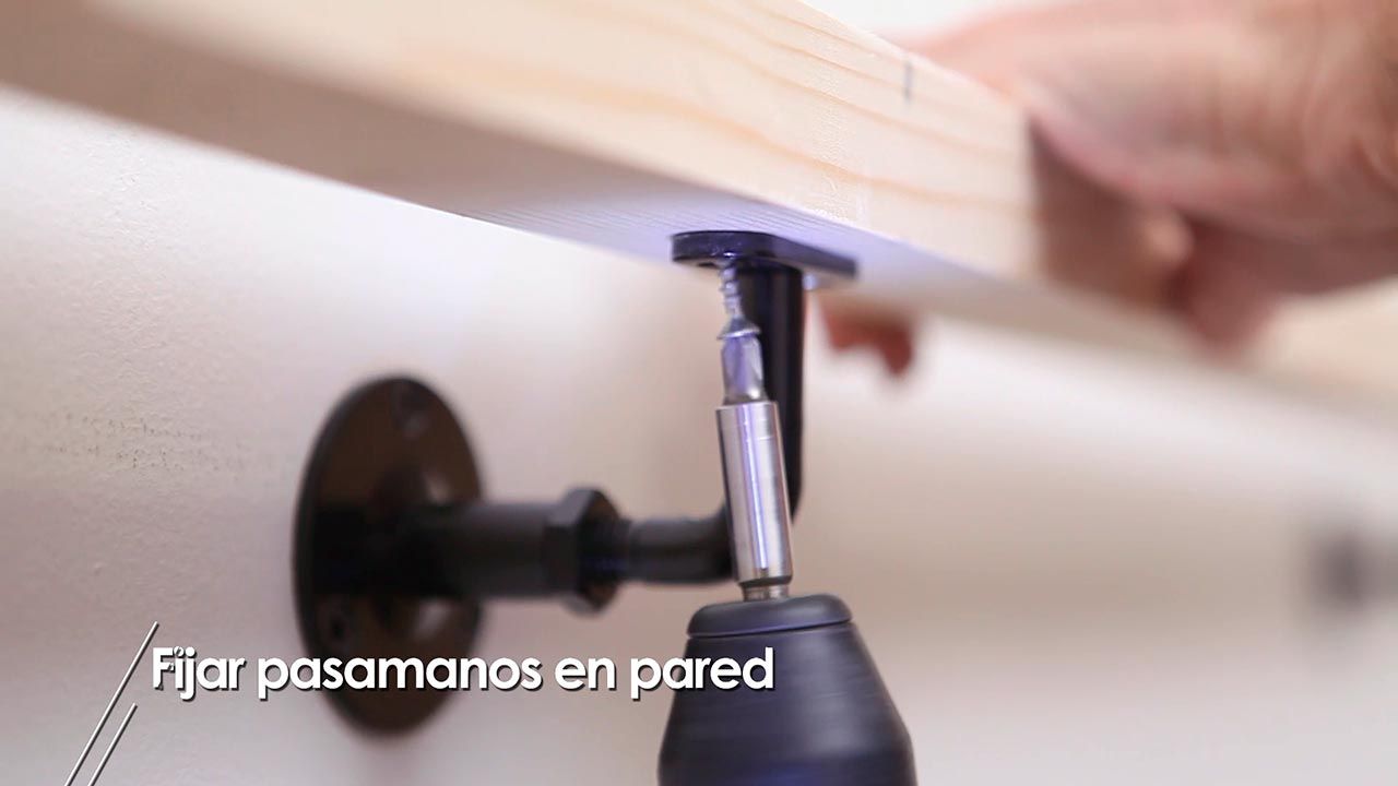 Como fijar un pasamanos en la pared paso 7