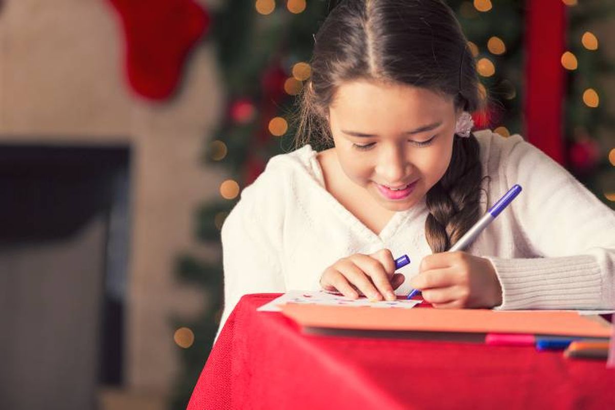 niña coloreando dibujos navidad