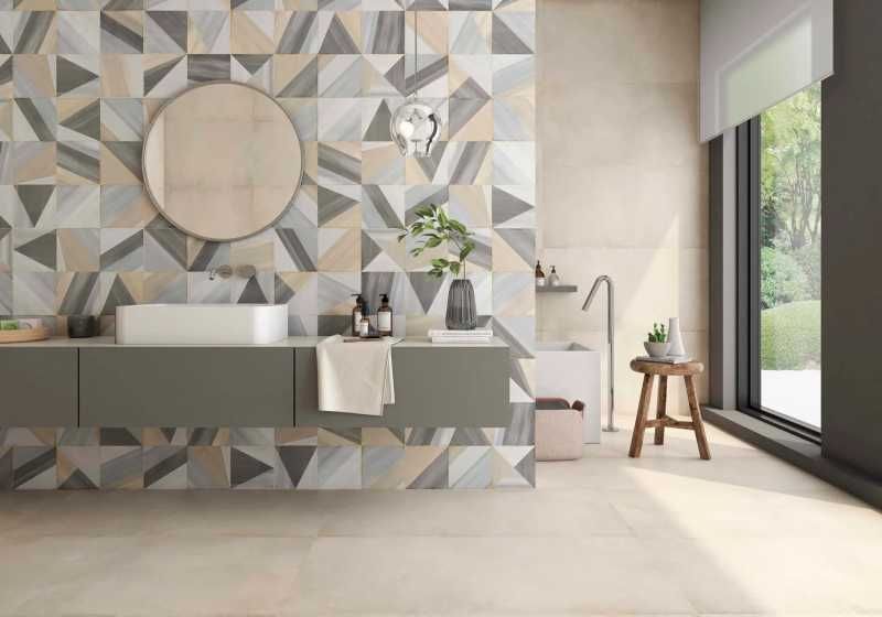 Baño con azulejos geométricos de colores.