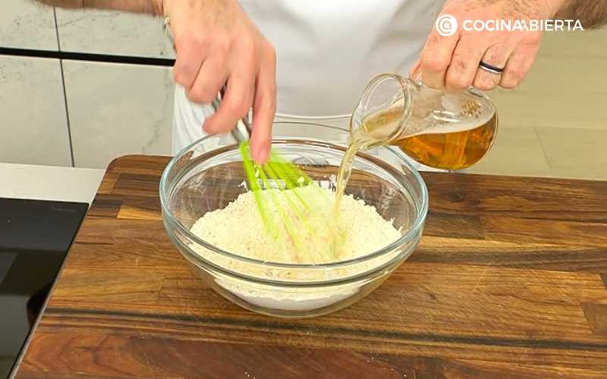 Mezcla los ingredientes para la pasta orly