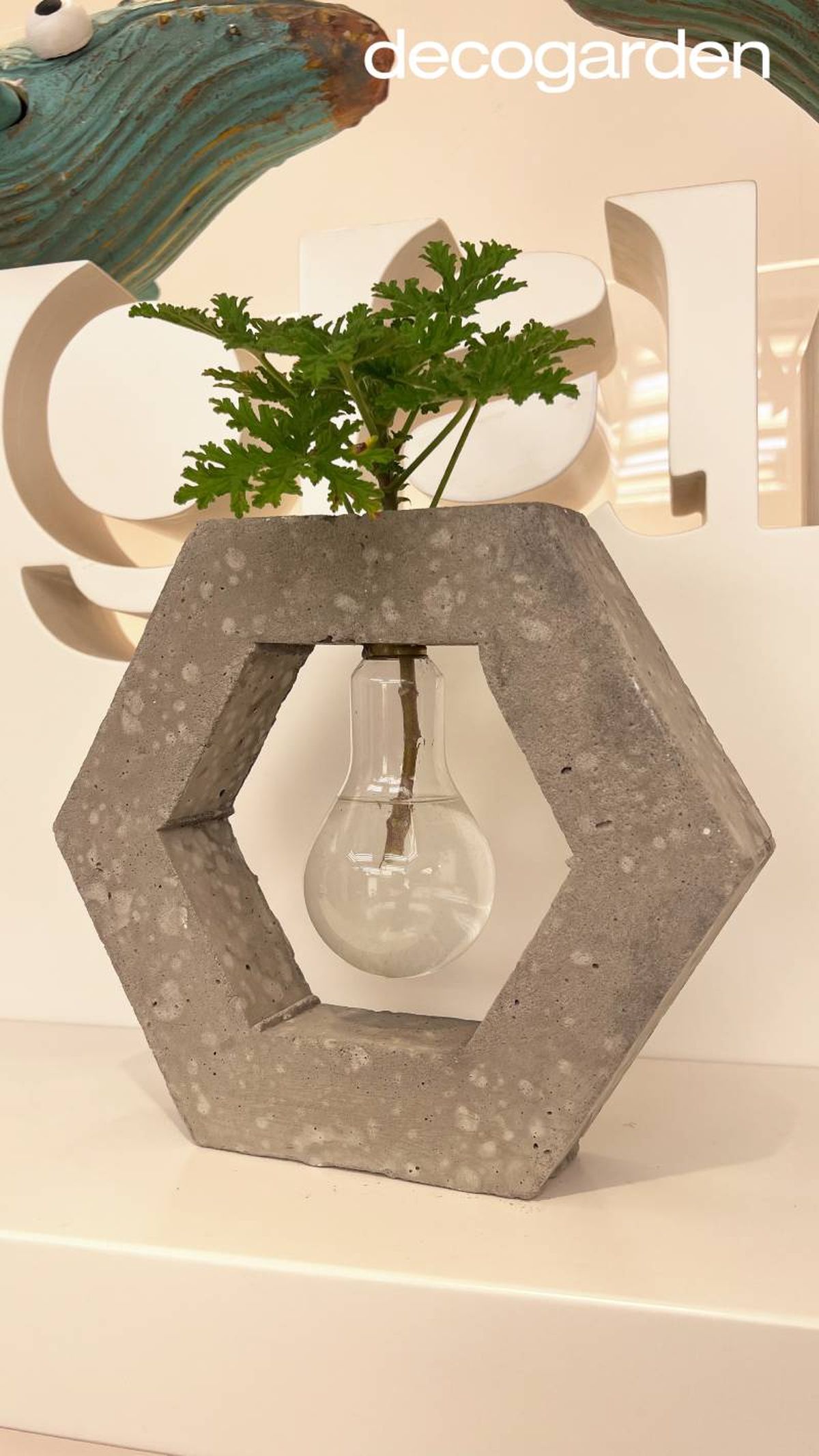 Jarrón de cemento hecho a mano para reutilizar una bombilla.