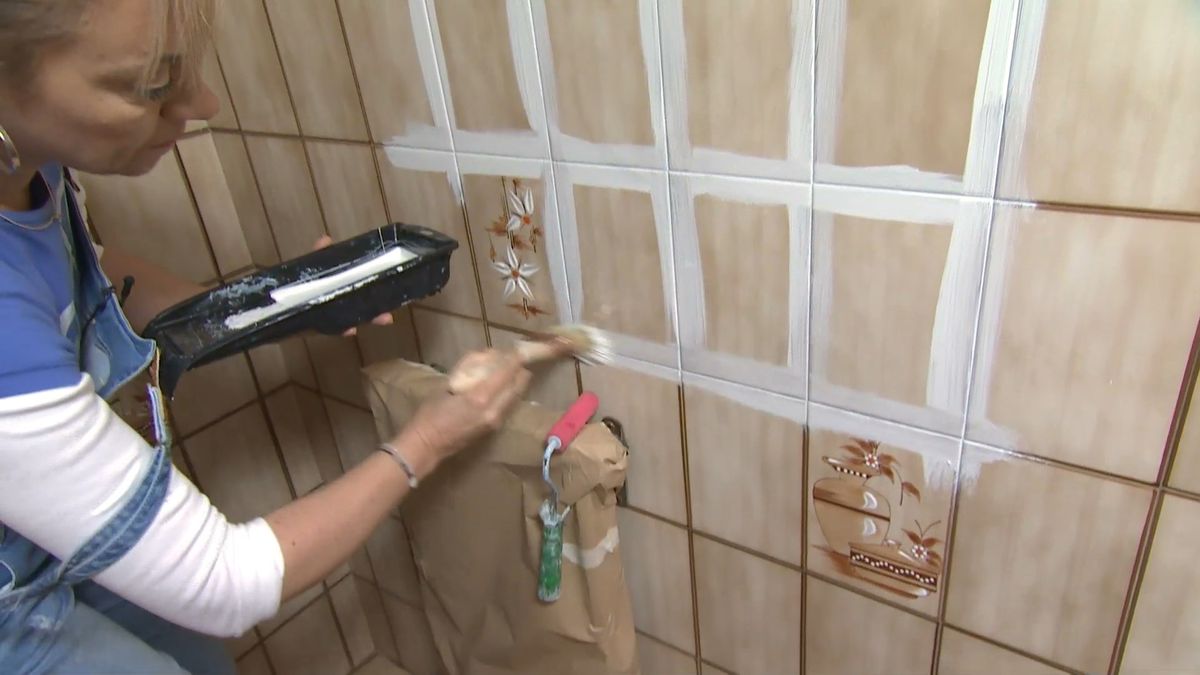 Deco741 Decorar baño sin obra en blanco y madera paso 2